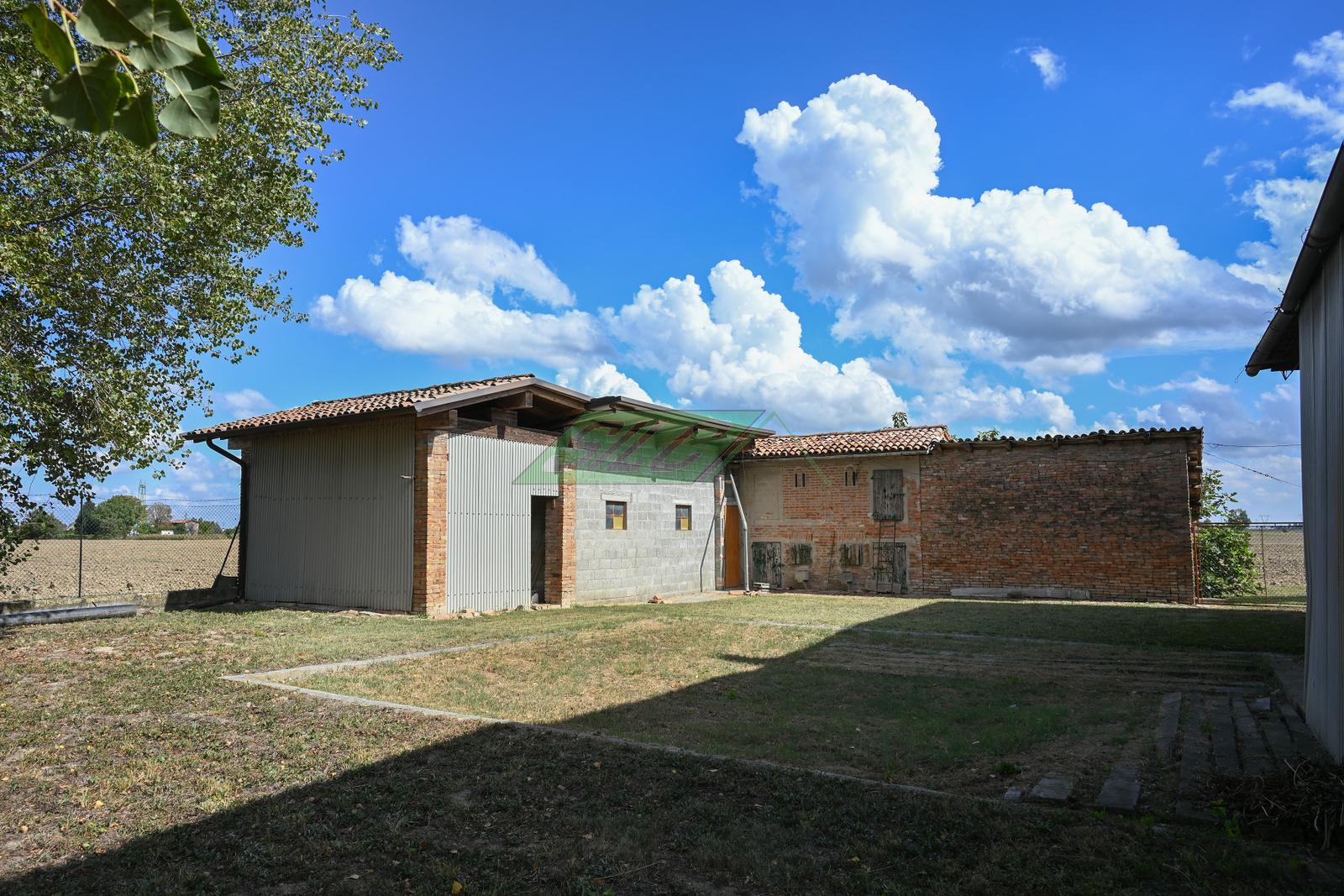 MAGAZZINO CON AREA CORTILIVA PRIVATA