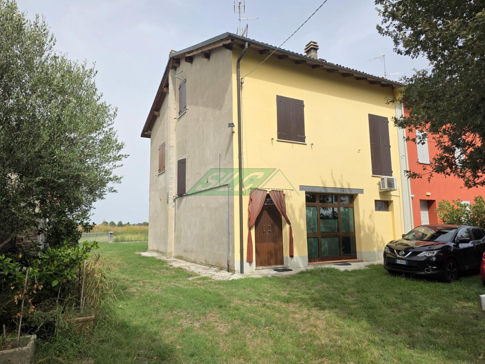 VILLA BIFAMILIARE CON AMPIO MAGAZZINO